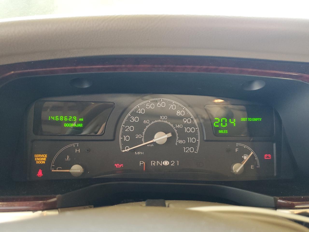 2005 Lincoln Town Car Signature Limited VIN: 1LNHM82W25Y670693 Lot: 87422175