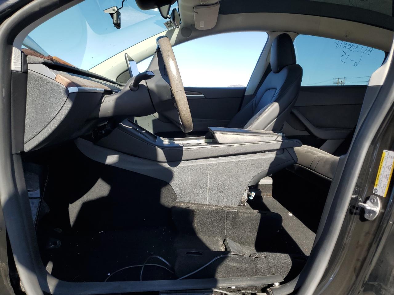 2024 Tesla Model Y VIN: 7SAYGDEEXRF070889 Lot: 90647155