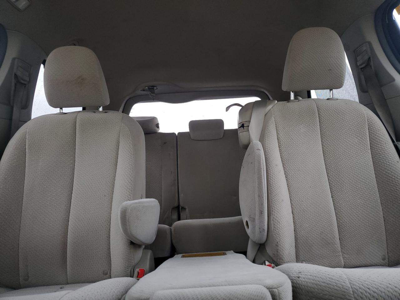 2011 Toyota Sienna Le VIN: 5TDKK3DC8BS083282 Lot: 82201835