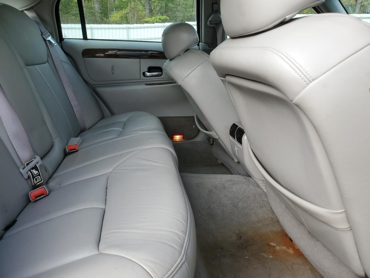 2002 Lincoln Town Car Cartier VIN: 1LNHM83W62Y666849 Lot: 82188075