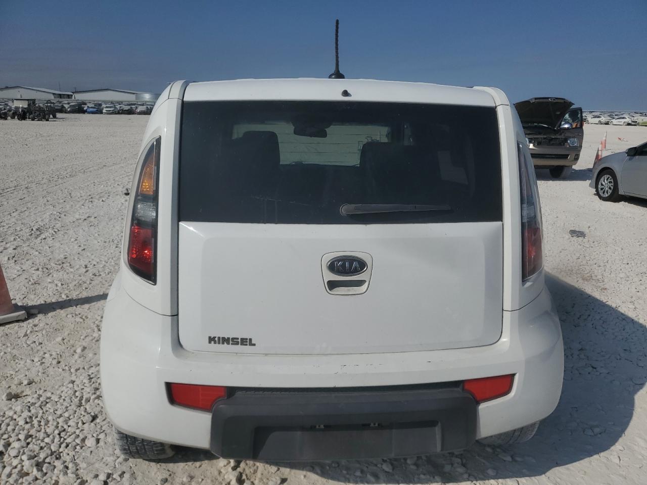 2011 Kia Soul + VIN: KNDJT2A25B7709038 Lot: 82665975