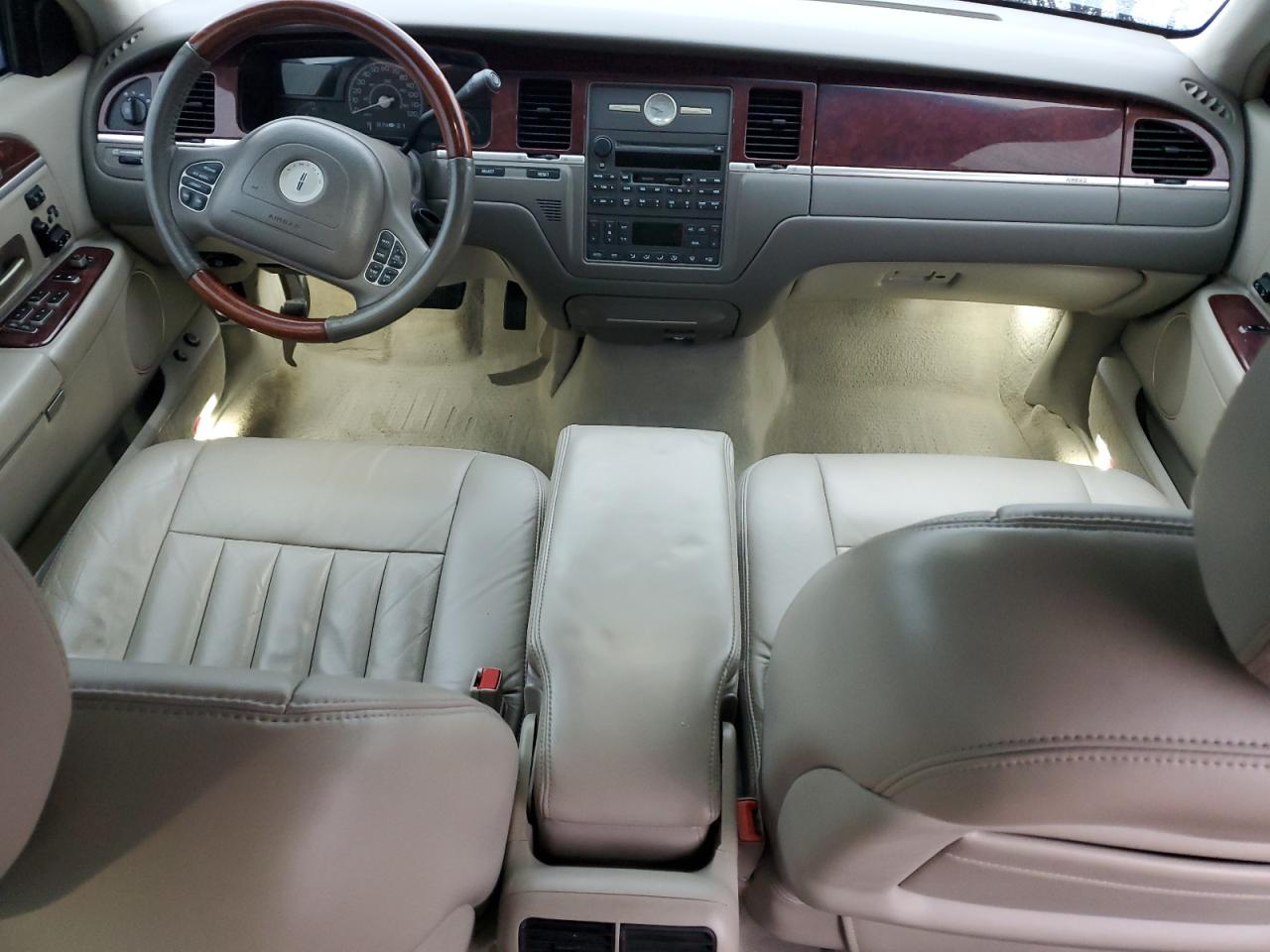 2003 Lincoln Town Car Signature VIN: 1LNHM82W73Y697448 Lot: 90116105