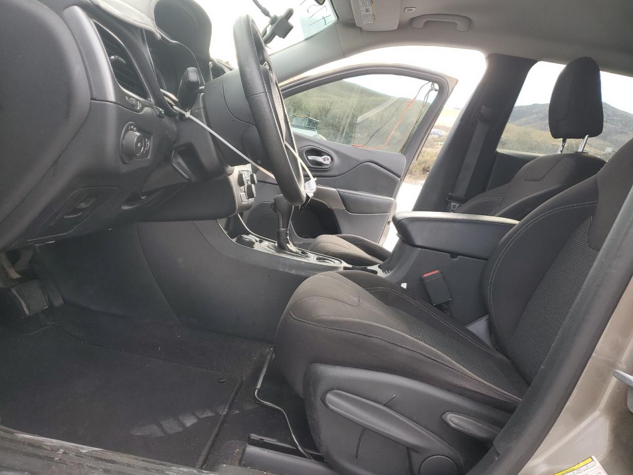 2019 Jeep Cherokee Latitude VIN: 1C4PJMCB6KD334402 Lot: 90064465