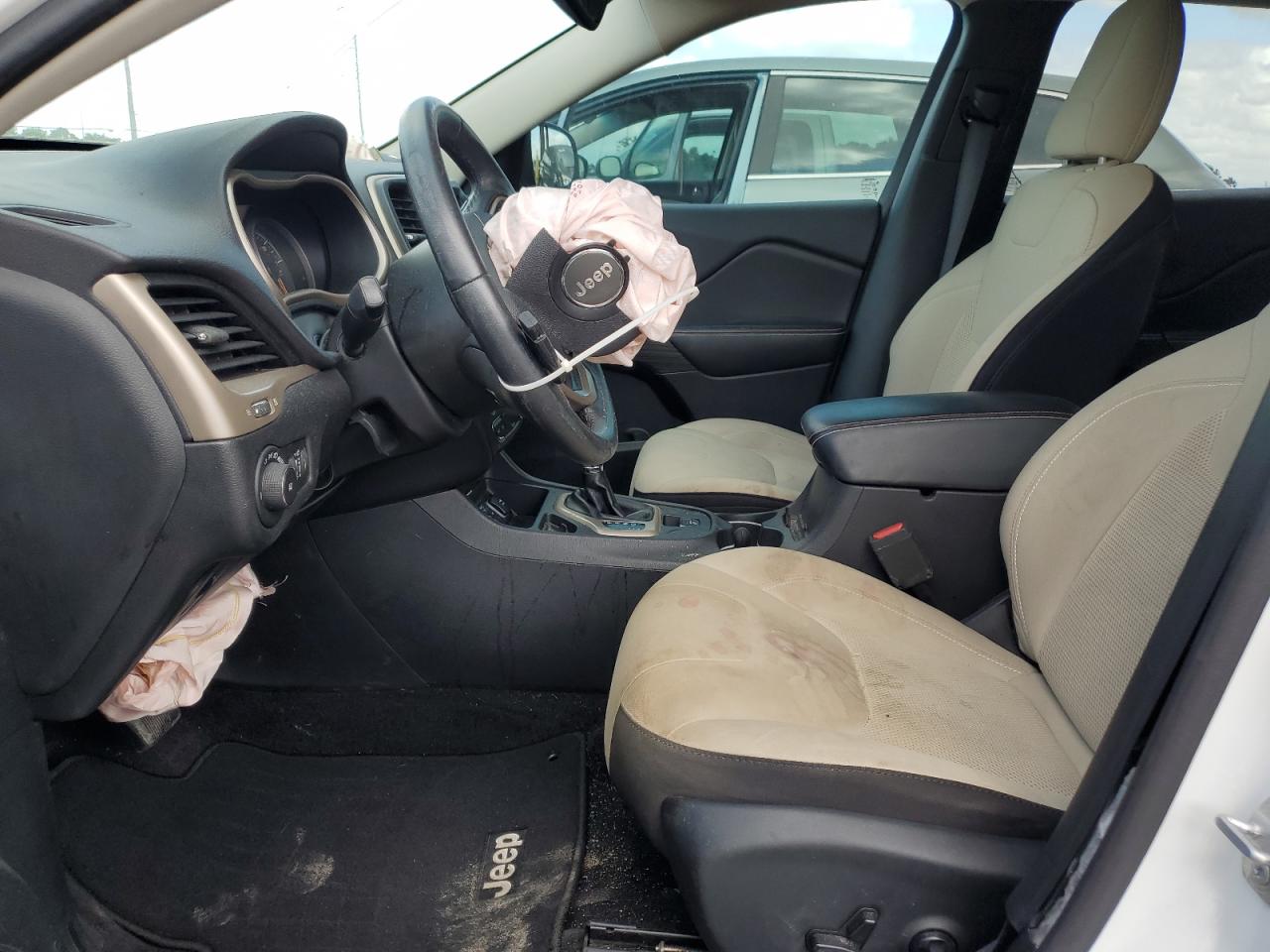 2017 Jeep Cherokee Latitude VIN: 1C4PJLCBXHW574401 Lot: 85171095