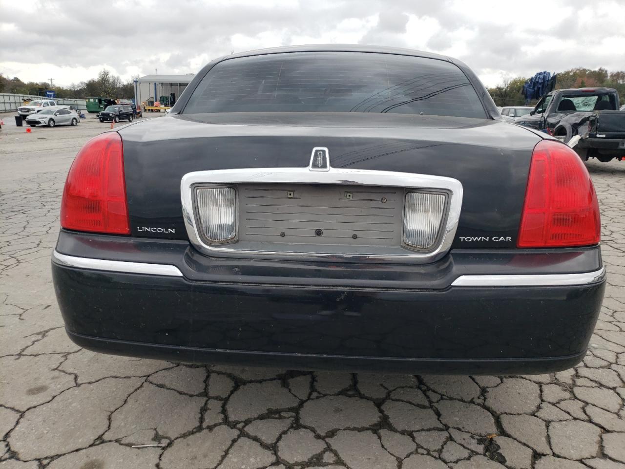 2006 Lincoln Town Car Signature Limited VIN: 1LNHM82V26Y625164 Lot: 90861305