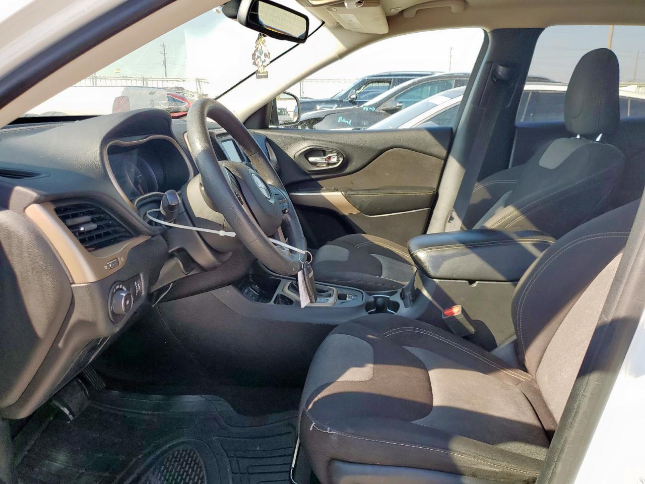 2018 Jeep Cherokee Latitude VIN: 1C4PJLCB5JD560715 Lot: 81867835