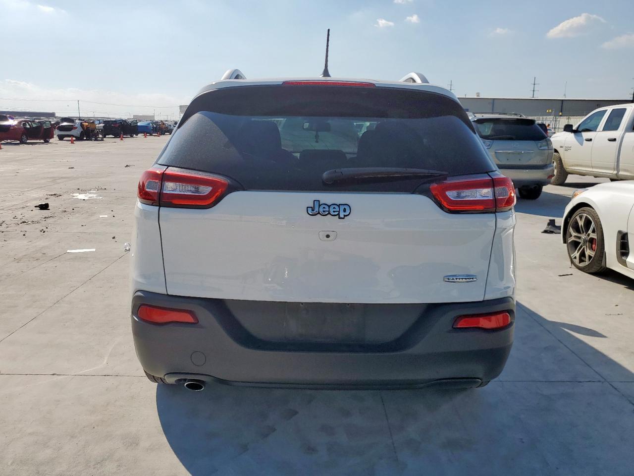 2018 Jeep Cherokee Latitude VIN: 1C4PJLCB5JD560715 Lot: 81867835