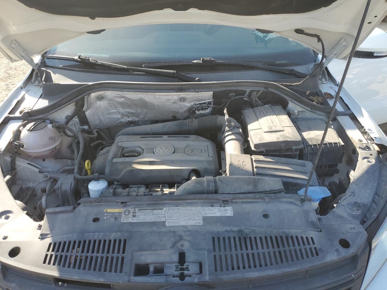 2015 Volkswagen Tiguan S VIN: WVGAV7AX2FW598569 Lot: 82009595