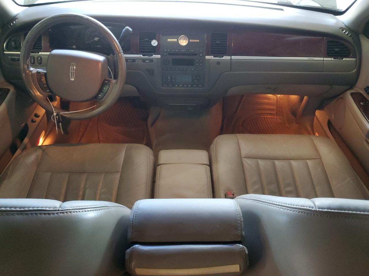 2005 Lincoln Town Car Signature VIN: 1LNHM81W05Y658589 Lot: 89519755