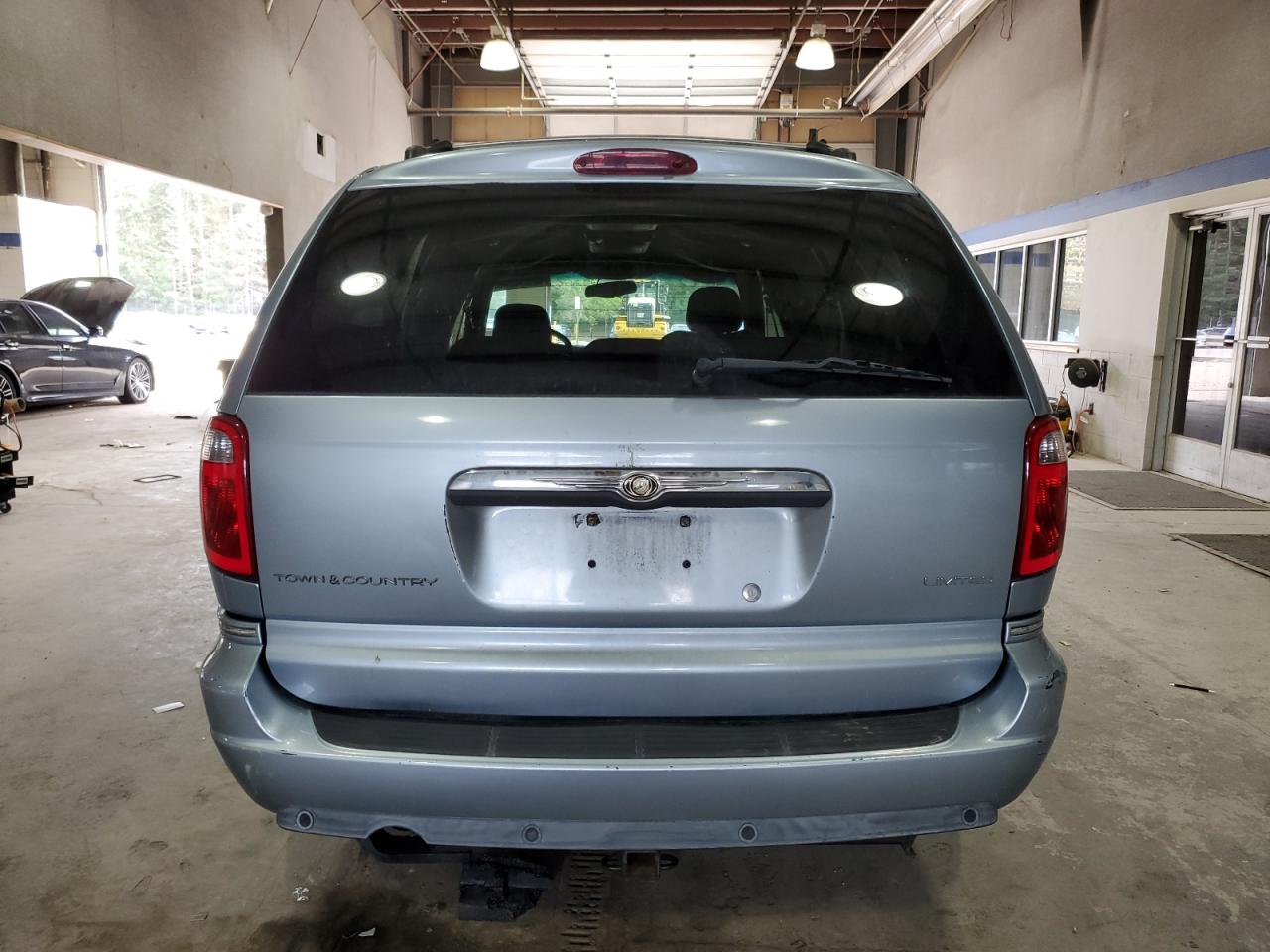 2005 Chrysler Town & Country Limited VIN: 2C8GP64L35R470696 Lot: 82234265