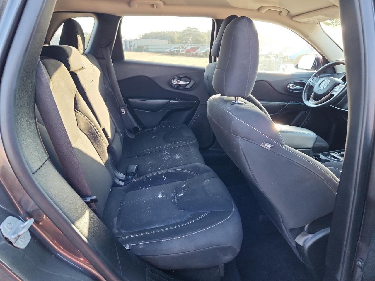 2015 Jeep Cherokee Latitude VIN: 1C4PJLCBXFW660935 Lot: 90606065