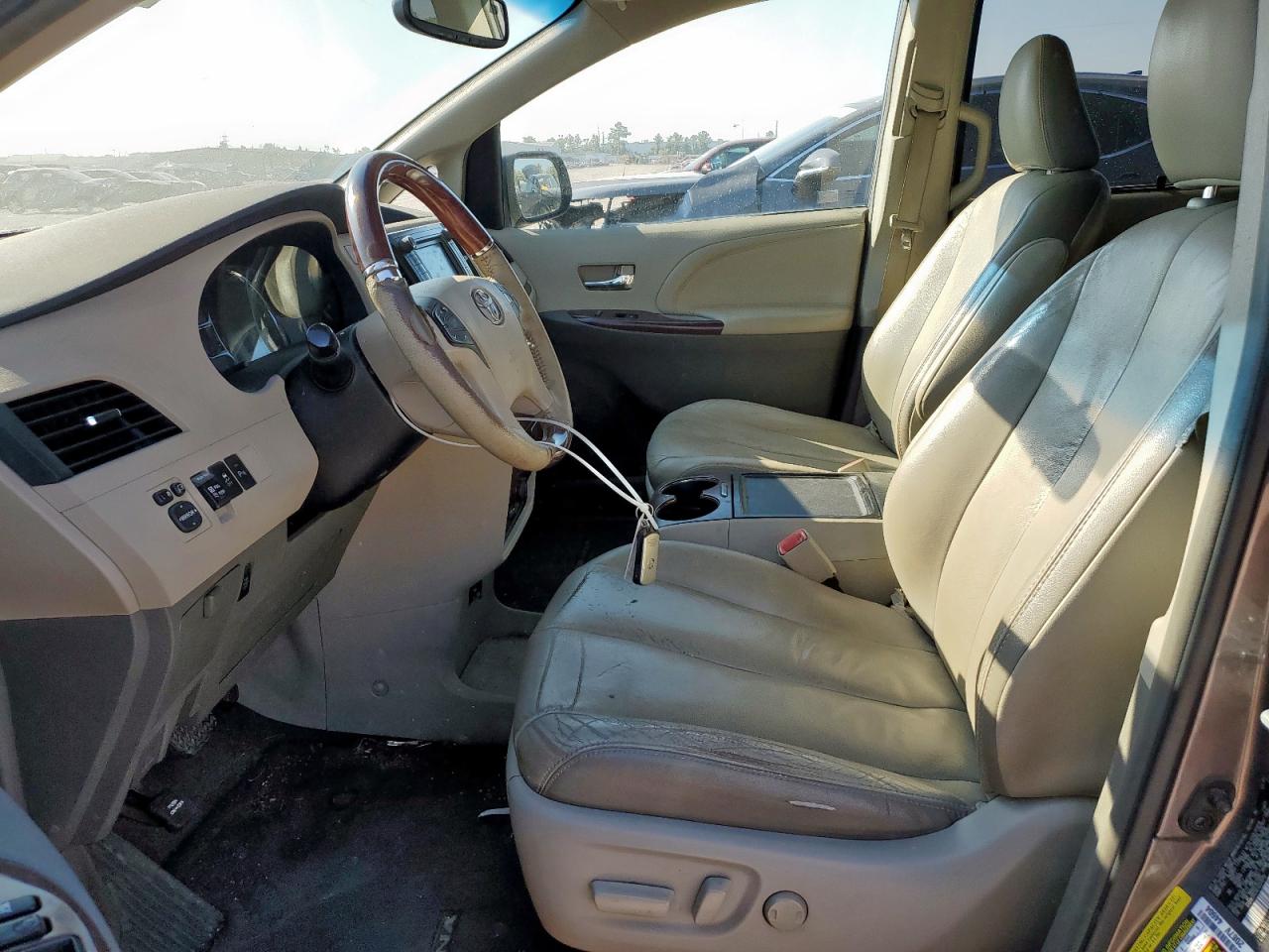 2012 Toyota Sienna Xle VIN: 5TDYK3DC8CS227019 Lot: 81894735