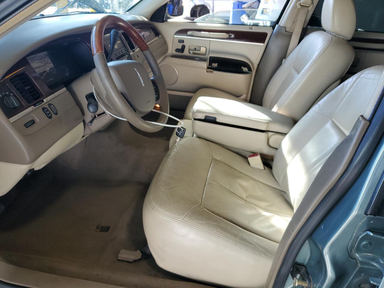 2005 Lincoln Town Car Signature Limited VIN: 1LNHM82W25Y670693 Lot: 87422175