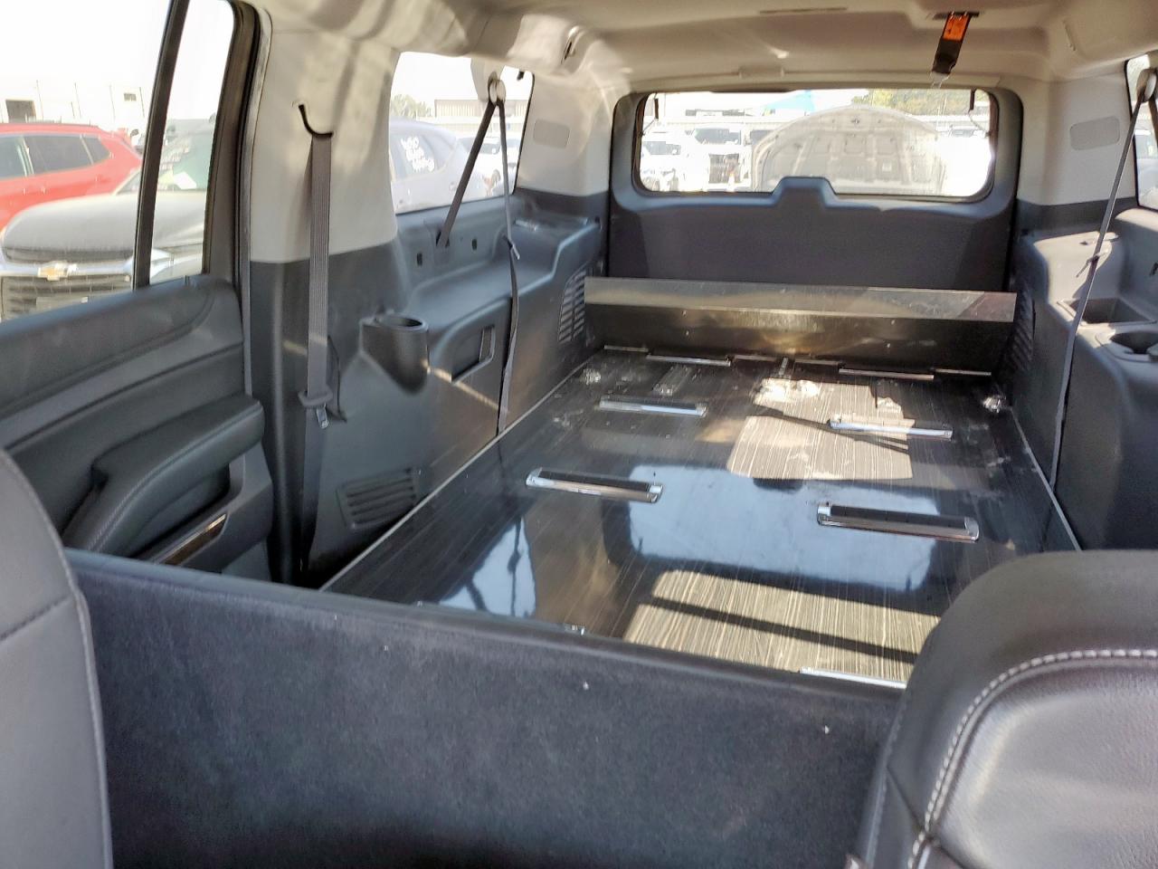 2018 Chevrolet Suburban C1500 Lt VIN: 1GNSCHKC3JR361300 Lot: 86271905