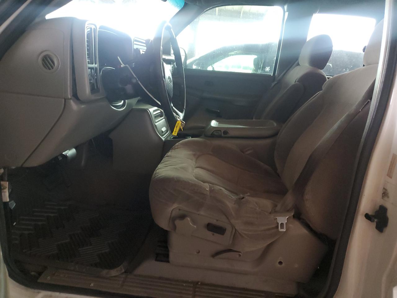 2000 Chevrolet Silverado C1500 VIN: 1GCEC19T7YZ145981 Lot: 90639435