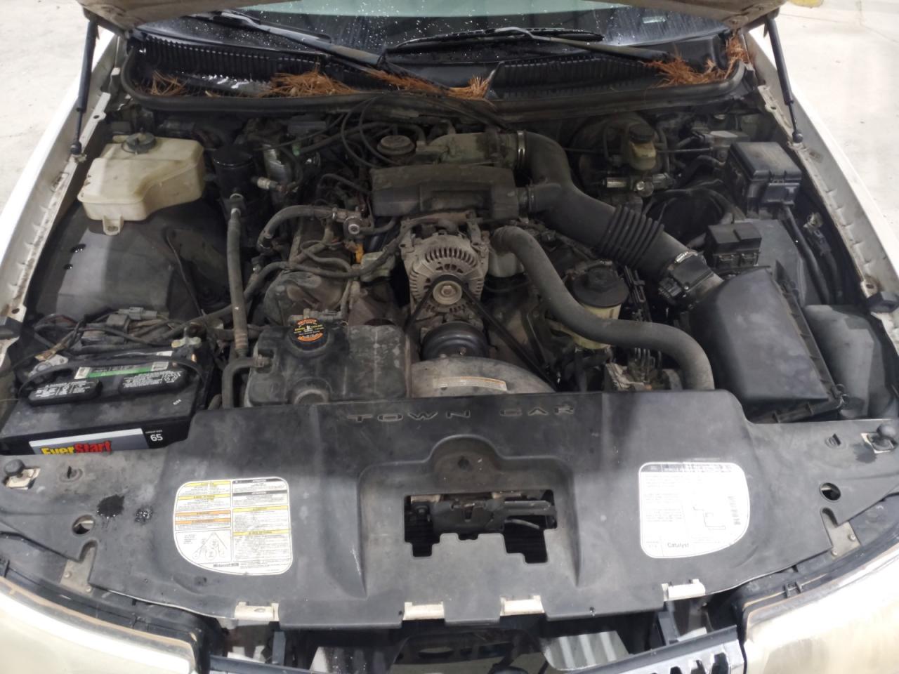 1999 Lincoln Town Car Signature VIN: 1LNHM82W5XY699947 Lot: 89898835