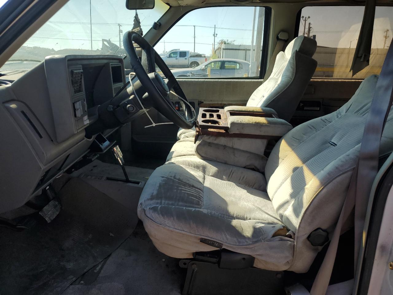 1993 GMC Suburban K1500 VIN: 1GDFK16K8PJ758624 Lot: 85284985