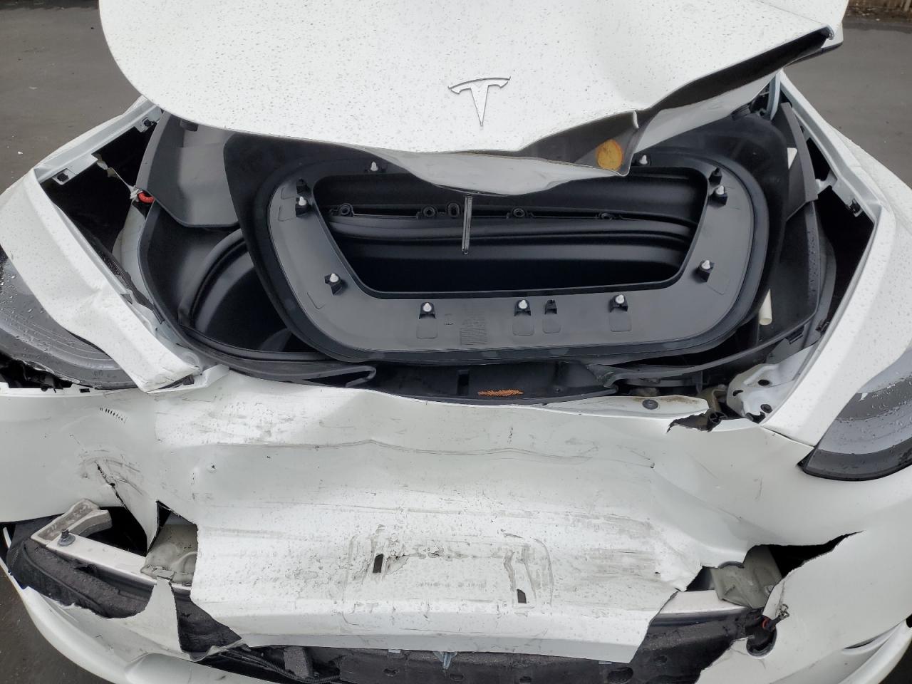 2025 Tesla Model Y VIN: 7SAYGDEF0SF305850 Lot: 85934125