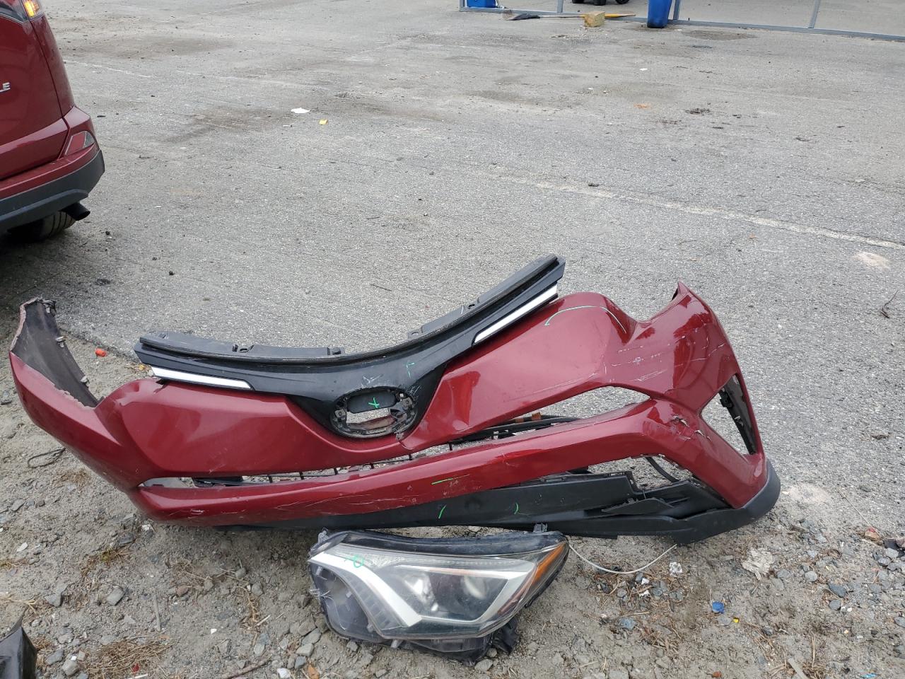 2018 Toyota Rav4 Le VIN: 2T3ZFREV8JW425025 Lot: 85893655