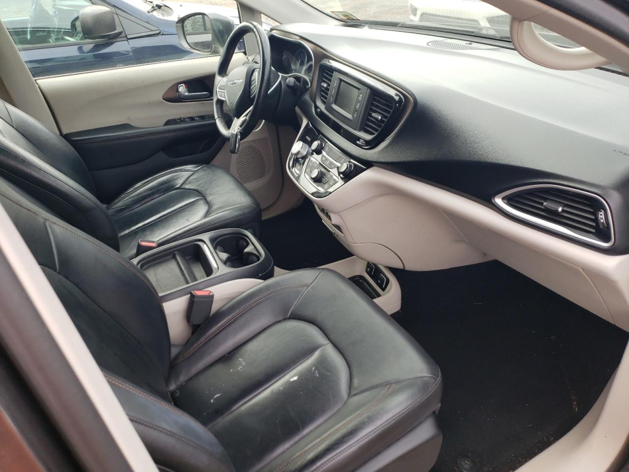 2017 Chrysler Pacifica Touring L VIN: 2C4RC1BG2HR621384 Lot: 90445815