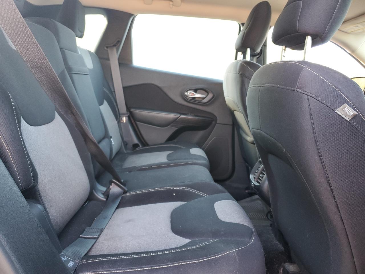 2015 Jeep Cherokee Sport VIN: 1C4PJLAB2FW738322 Lot: 85126755