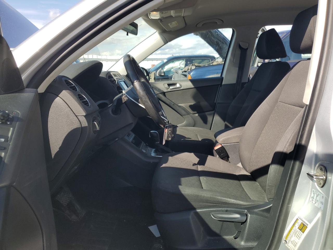 2017 Volkswagen Tiguan S VIN: WVGBV7AX4HK051298 Lot: 82281575