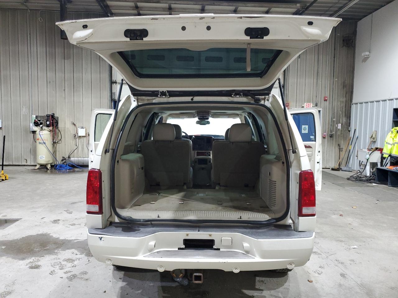 2005 Cadillac Escalade Luxury VIN: 1GYEK63N35R147856 Lot: 87464235