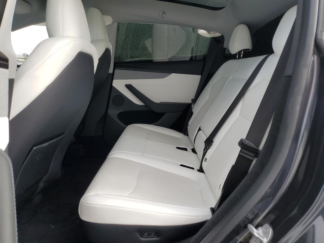 2026 Tesla Model Y VIN: 7SAYGDEE6TF390606 Lot: 82242015