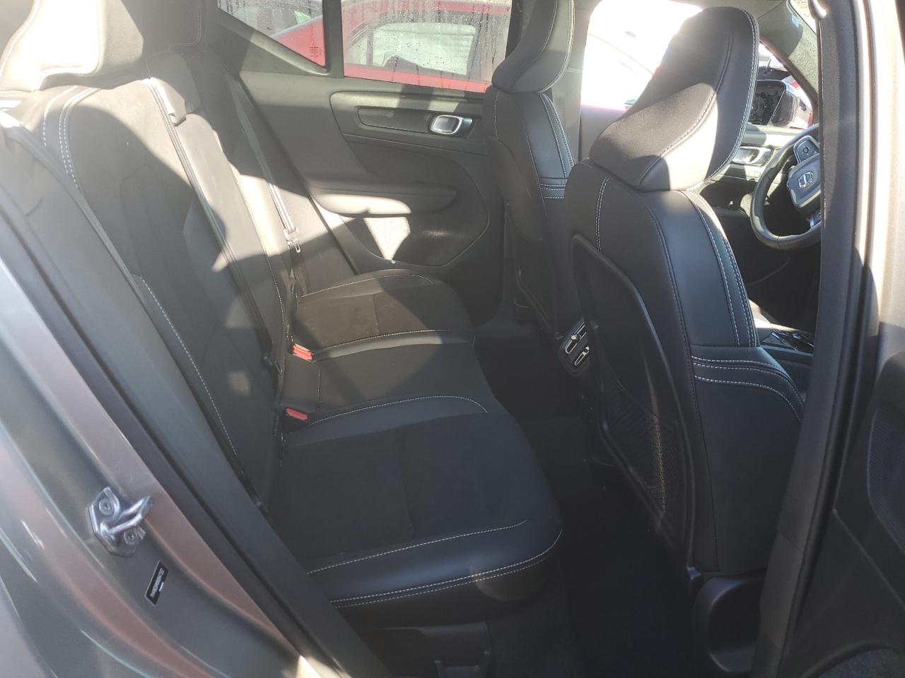 2022 Volvo Xc40 T5 R-Design VIN: YV4162UM5N2647322 Lot: 89903175