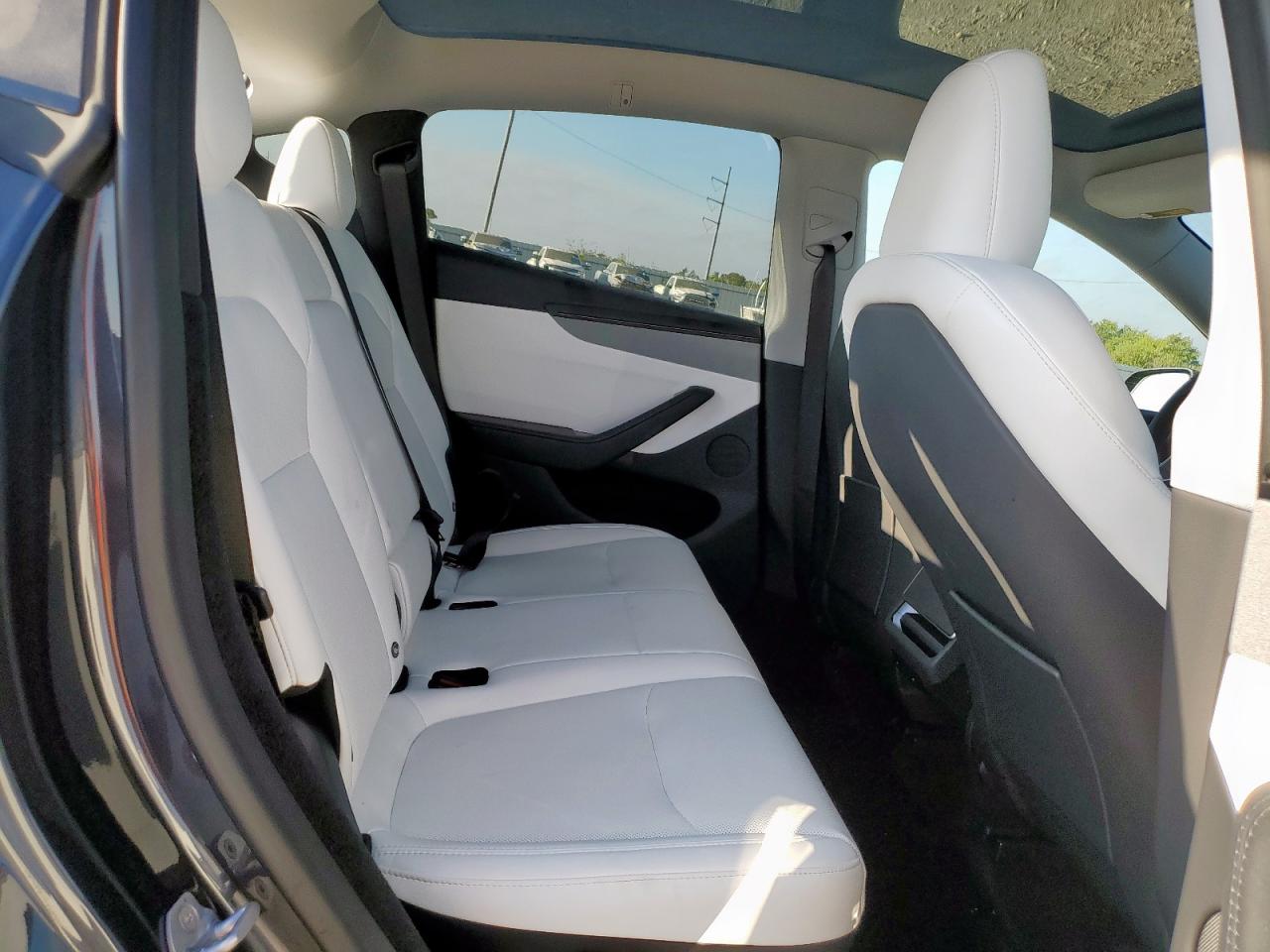 2026 Tesla Model Y VIN: 7SAYGDED0TA431512 Lot: 85927255