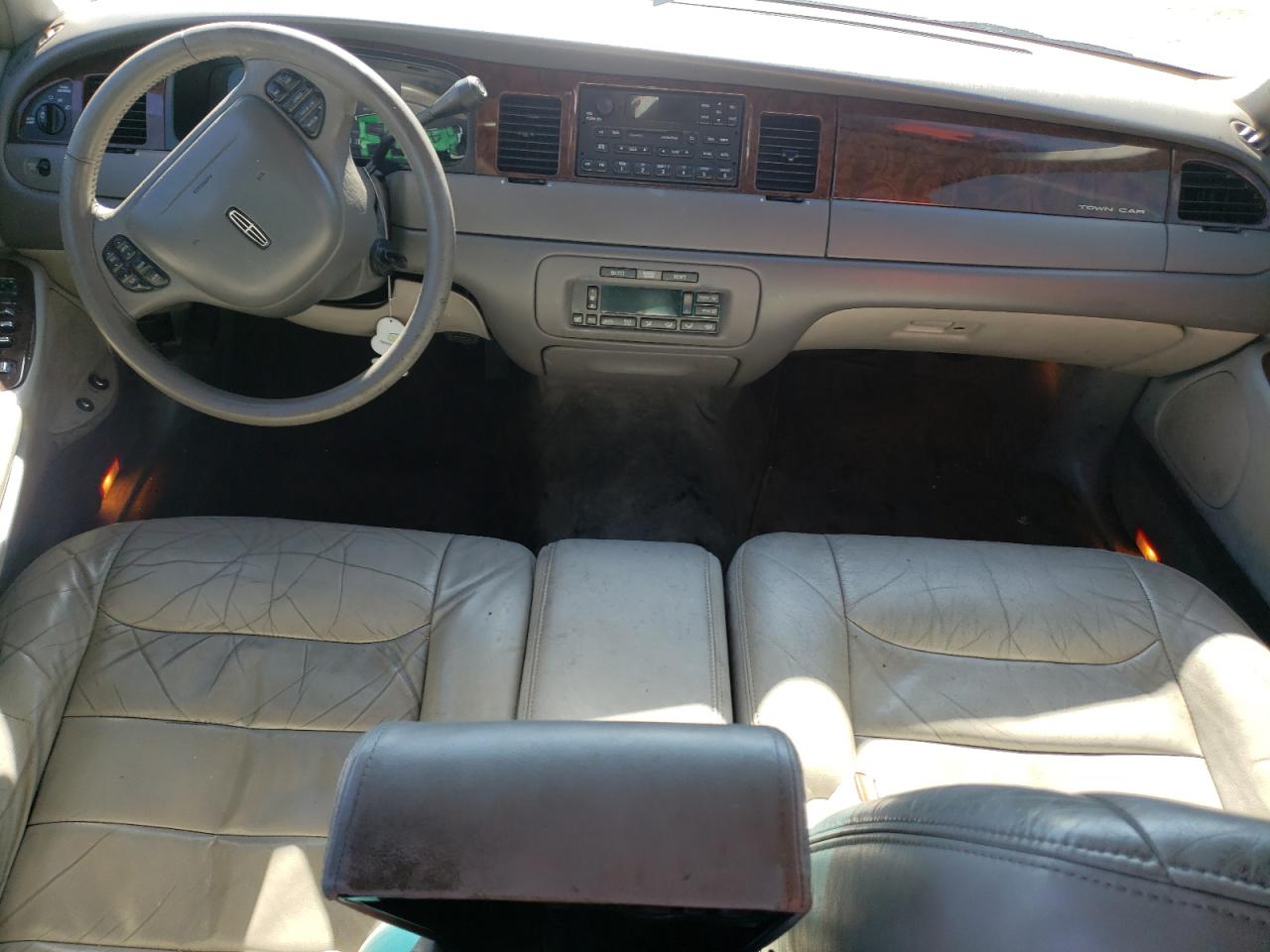 1999 Lincoln Town Car S VIN: 1LNHM82W6XY696202 Lot: 87439665