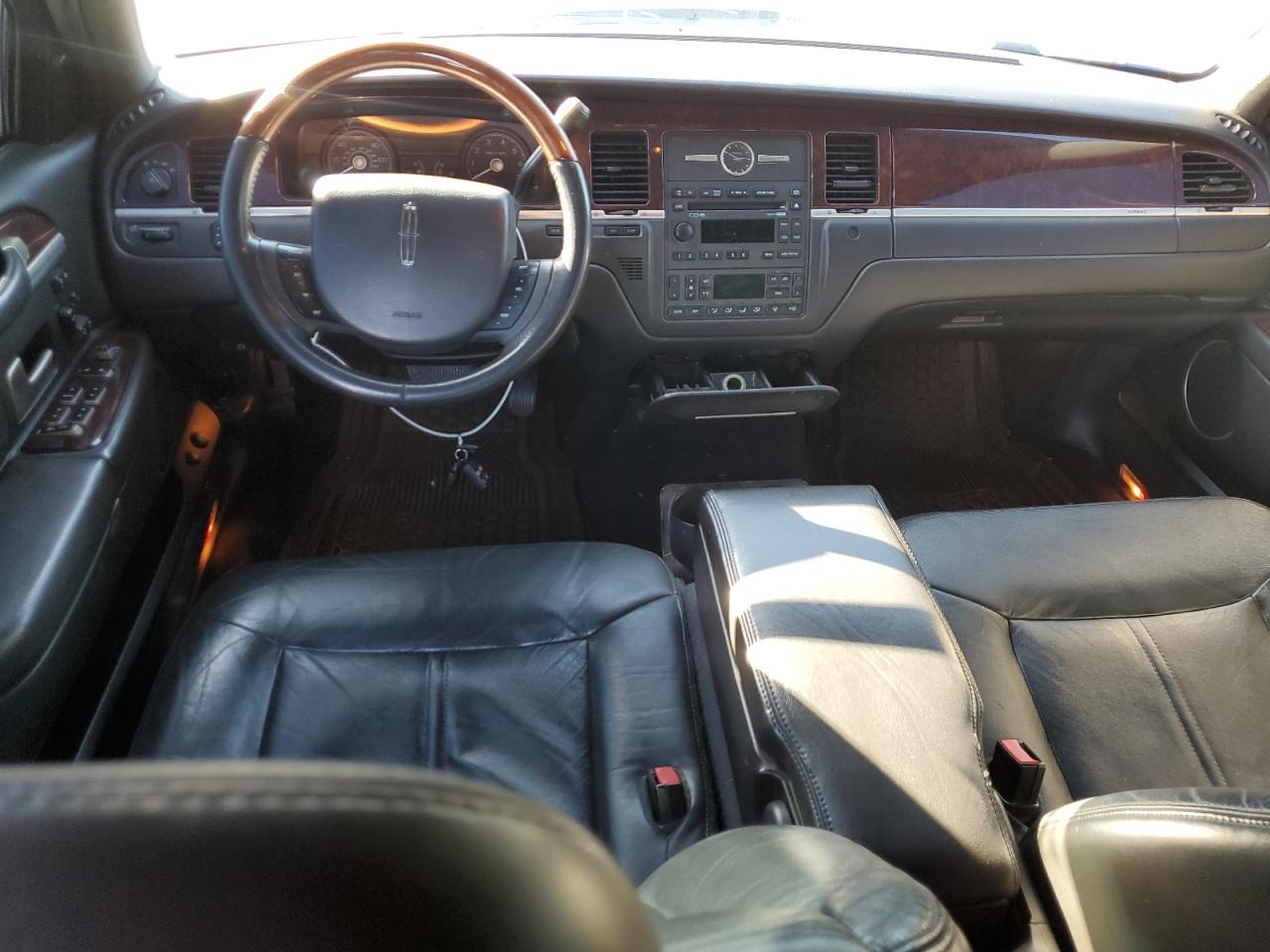 2008 Lincoln Town Car Signature Limited VIN: 2LNHM82VX8X646878 Lot: 85833675