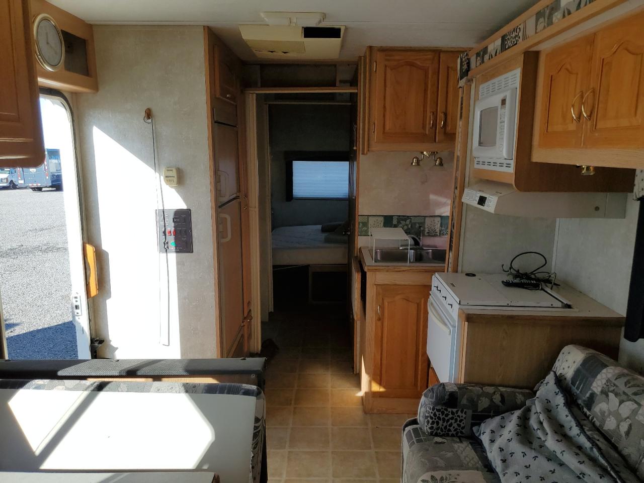 2005 Ford Econoline E450 Super Duty Cutaway Van VIN: 1FDXE45S54HB23197 Lot: 81093815