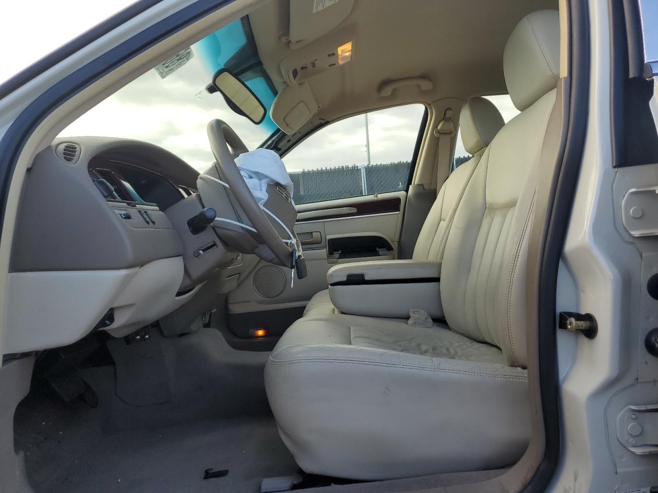 2005 Lincoln Town Car Signature VIN: 1LNHM81W85Y636744 Lot: 86994095