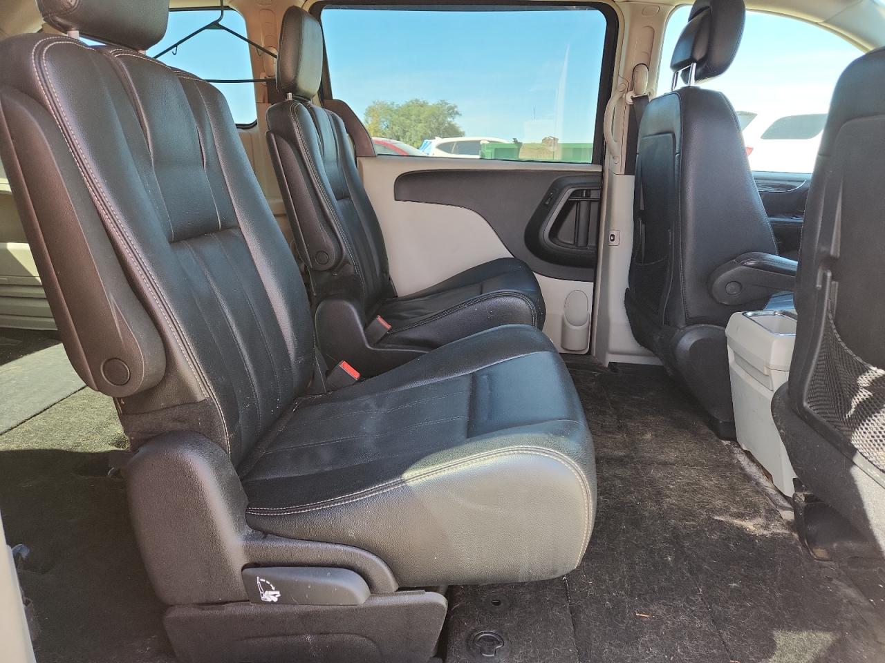 2016 Chrysler Town & Country Touring VIN: 2C4RC1BG8GR112835 Lot: 82710975