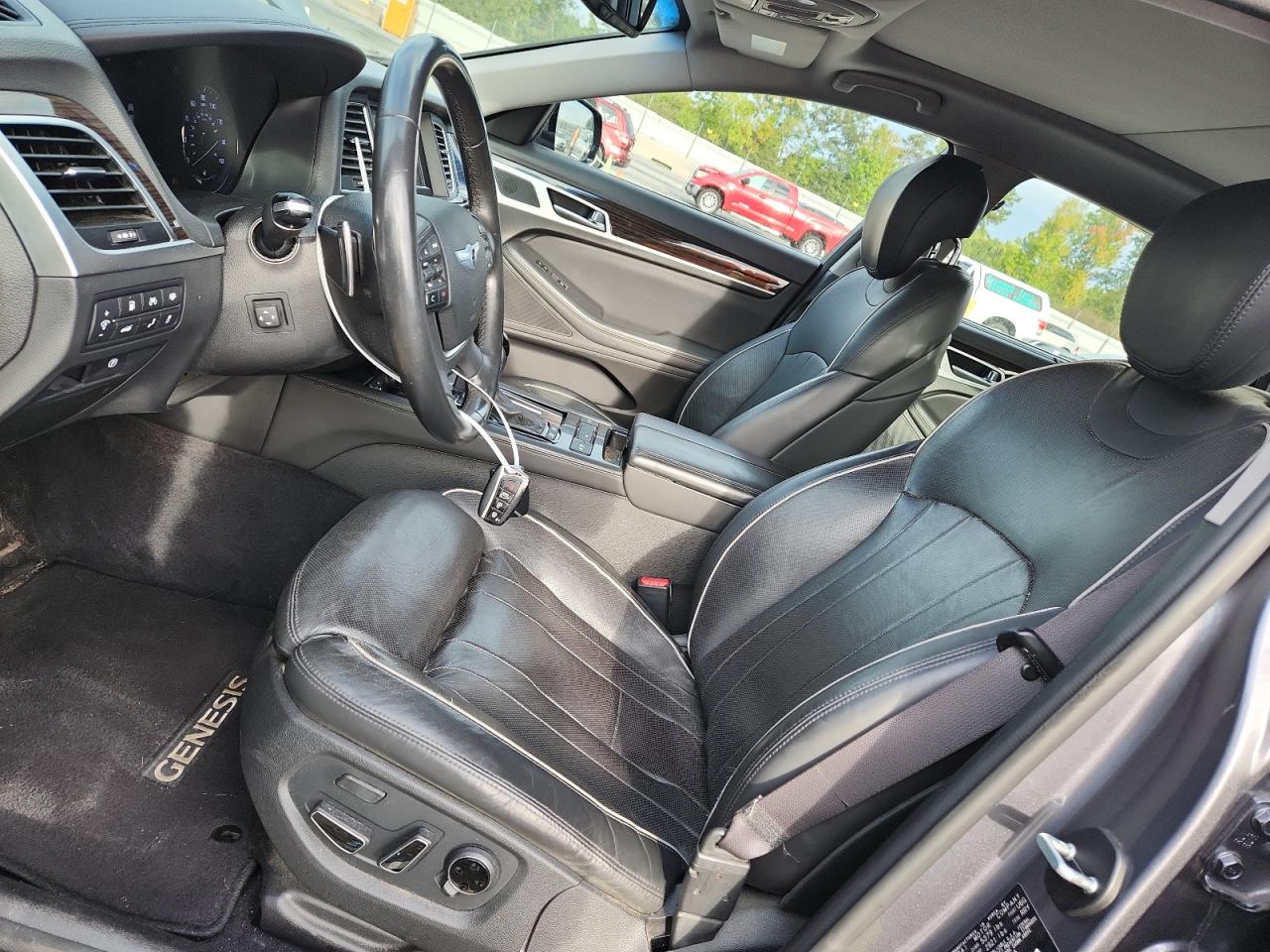 2015 Hyundai Genesis 3.8L VIN: KMHGN4JE2FU070355 Lot: 81977895