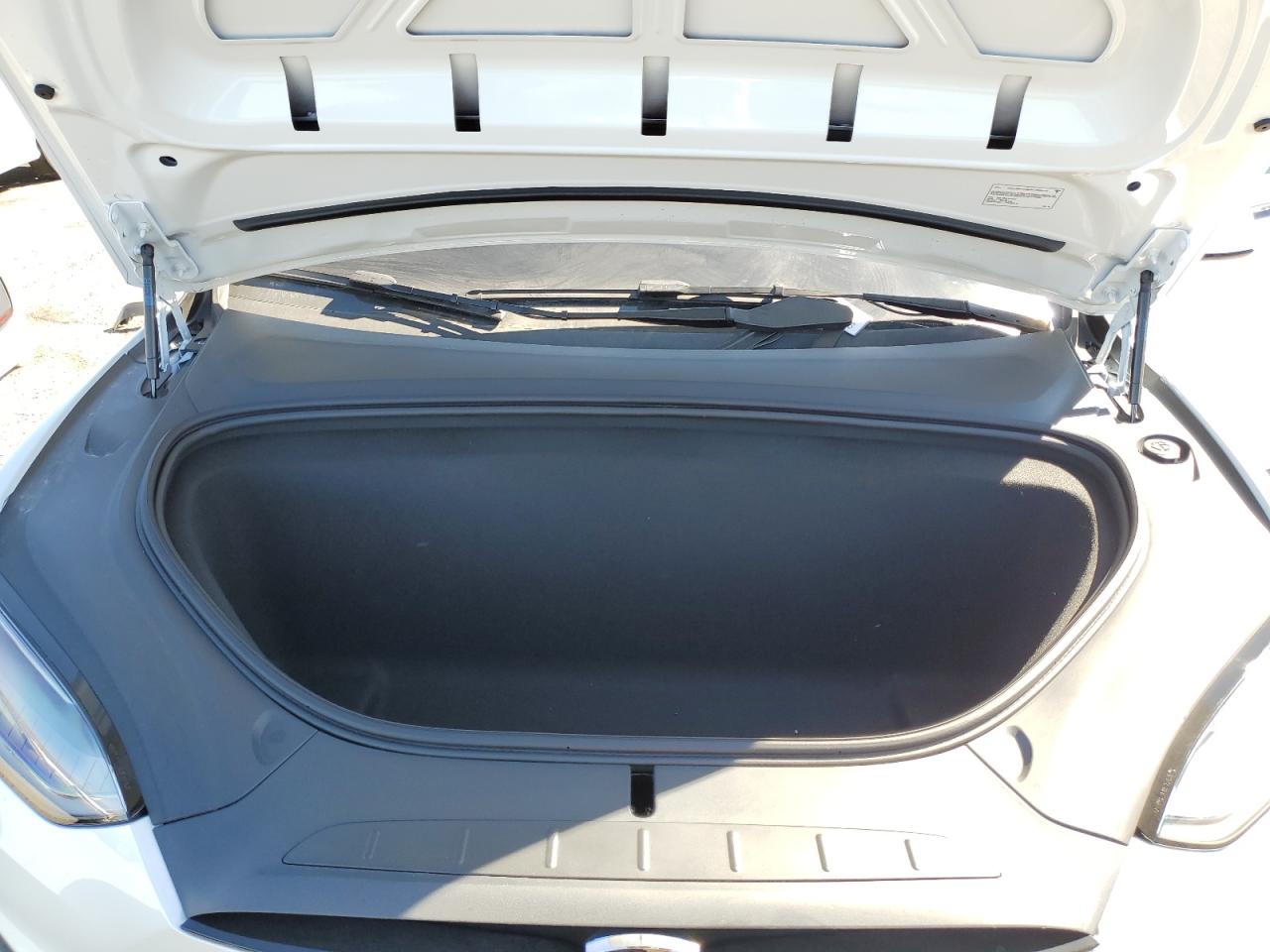 2025 Tesla Model X VIN: 7SAXCBE58SF471844 Lot: 85903035