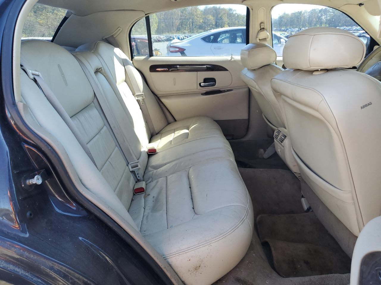 2000 Lincoln Town Car Signature VIN: 1LNHM82W2YY815736 Lot: 85776685