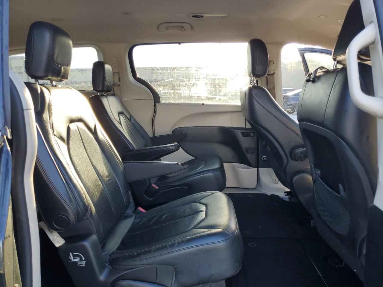 2019 Chrysler Pacifica Touring L VIN: 2C4RC1BG6KR732589 Lot: 82242445