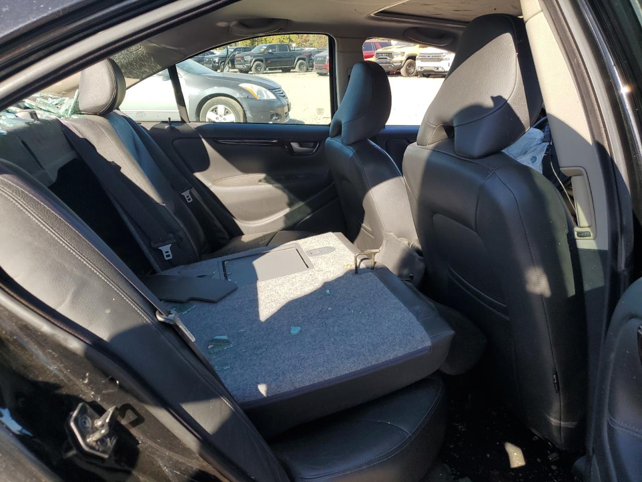 2005 Volvo S60 2.5T VIN: YV1RS592452477779 Lot: 82005425