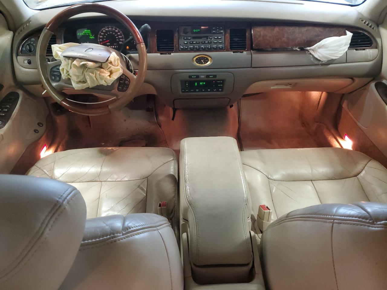 2001 Lincoln Town Car Cartier VIN: 1LNHM83W21Y722946 Lot: 90493365