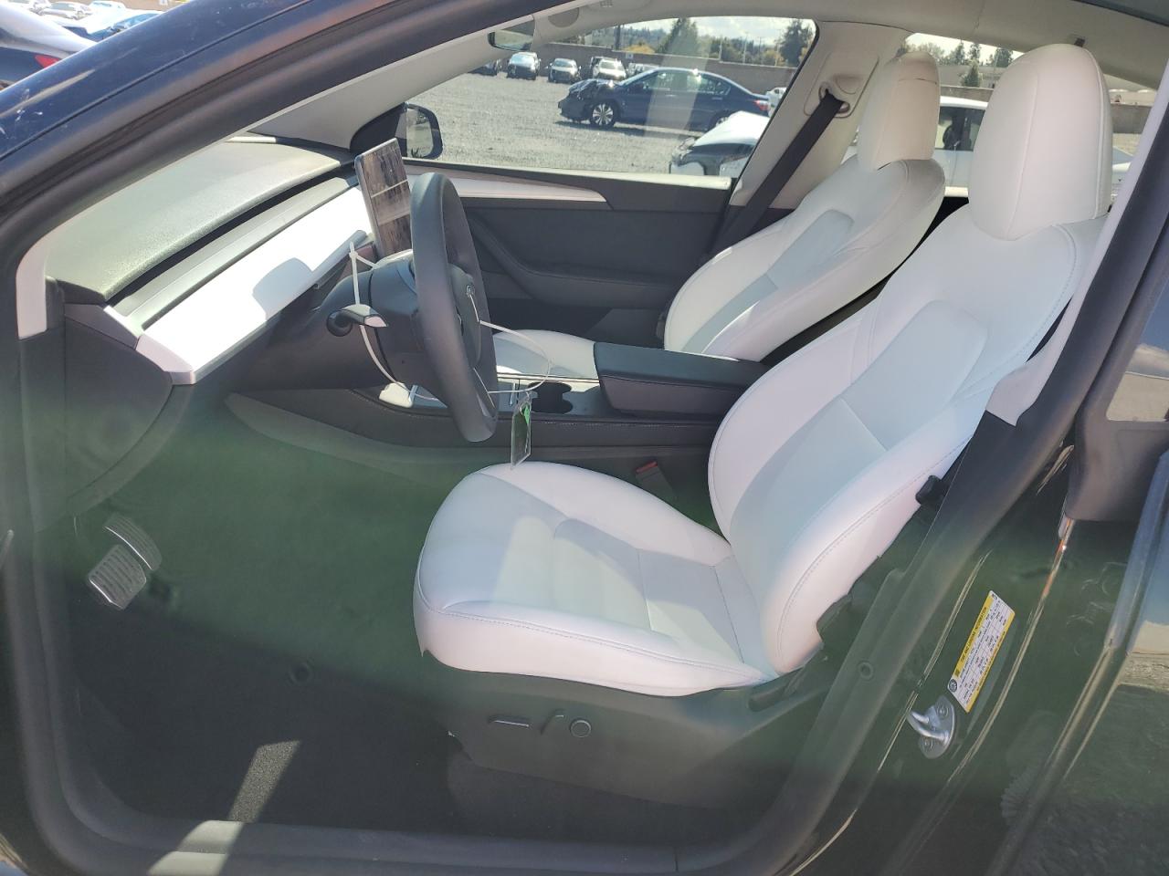 2024 Tesla Model Y VIN: 7SAYGAEE4RF982772 Lot: 85946255