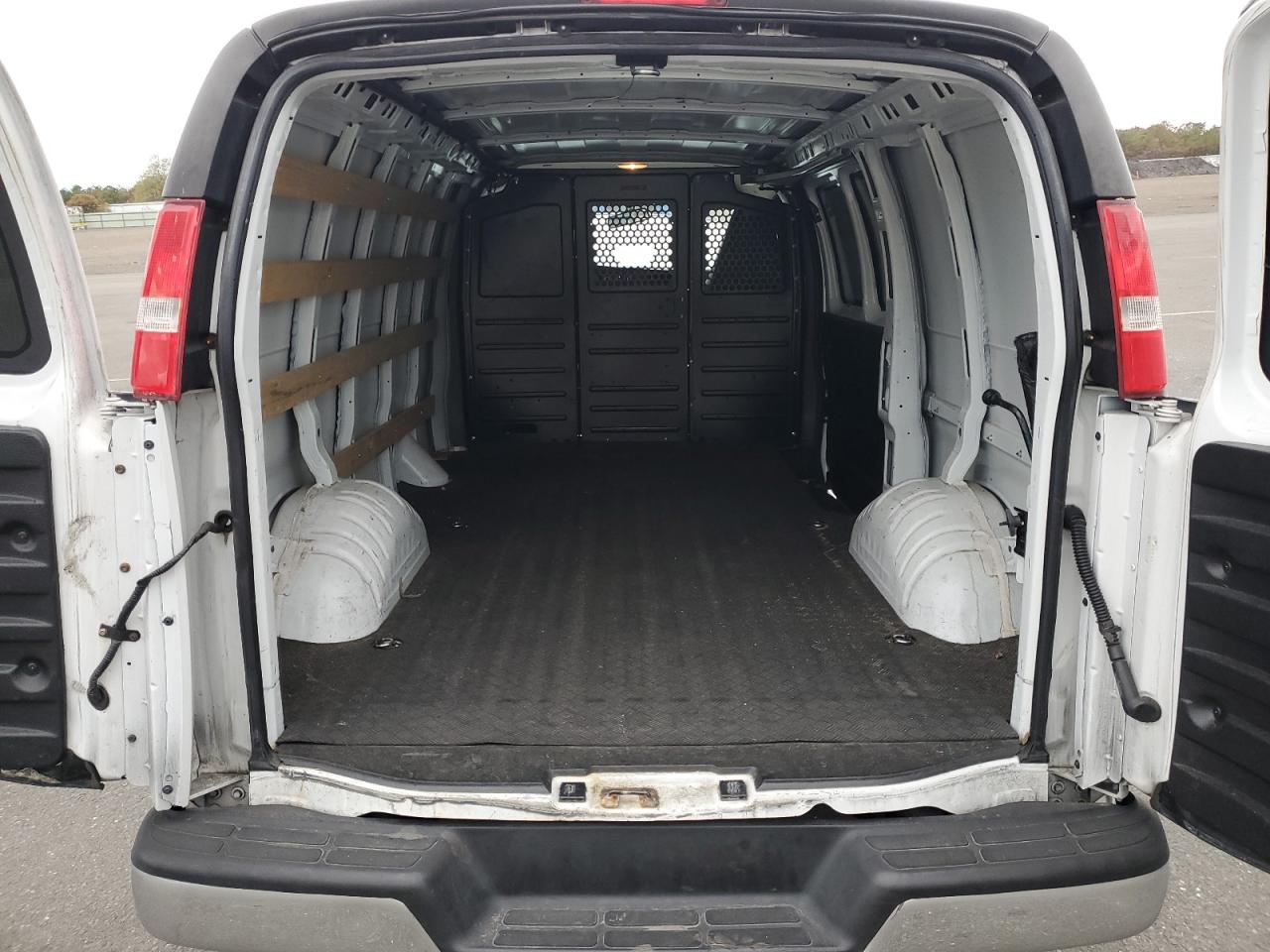 2018 Chevrolet Express G2500 VIN: 1GCWGAFG1J1909246 Lot: 87400885