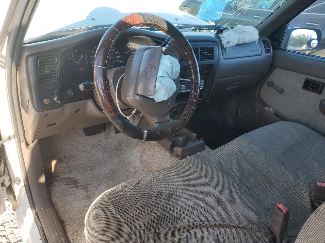 2000 Toyota Tacoma VIN: 4TANL42NXYZ584715 Lot: 84707135