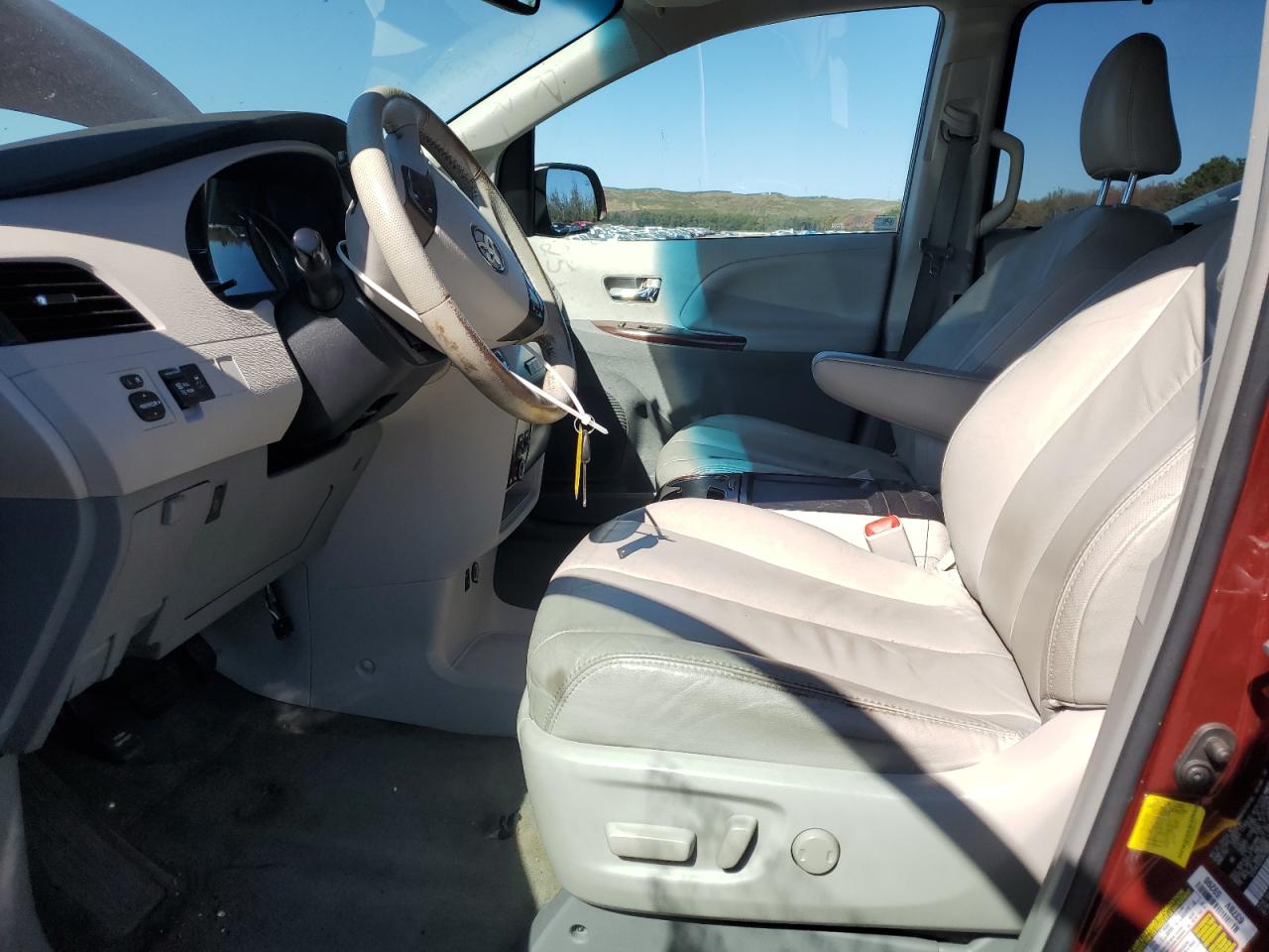 2011 Toyota Sienna Xle VIN: 5TDYK3DC0BS157577 Lot: 83822065