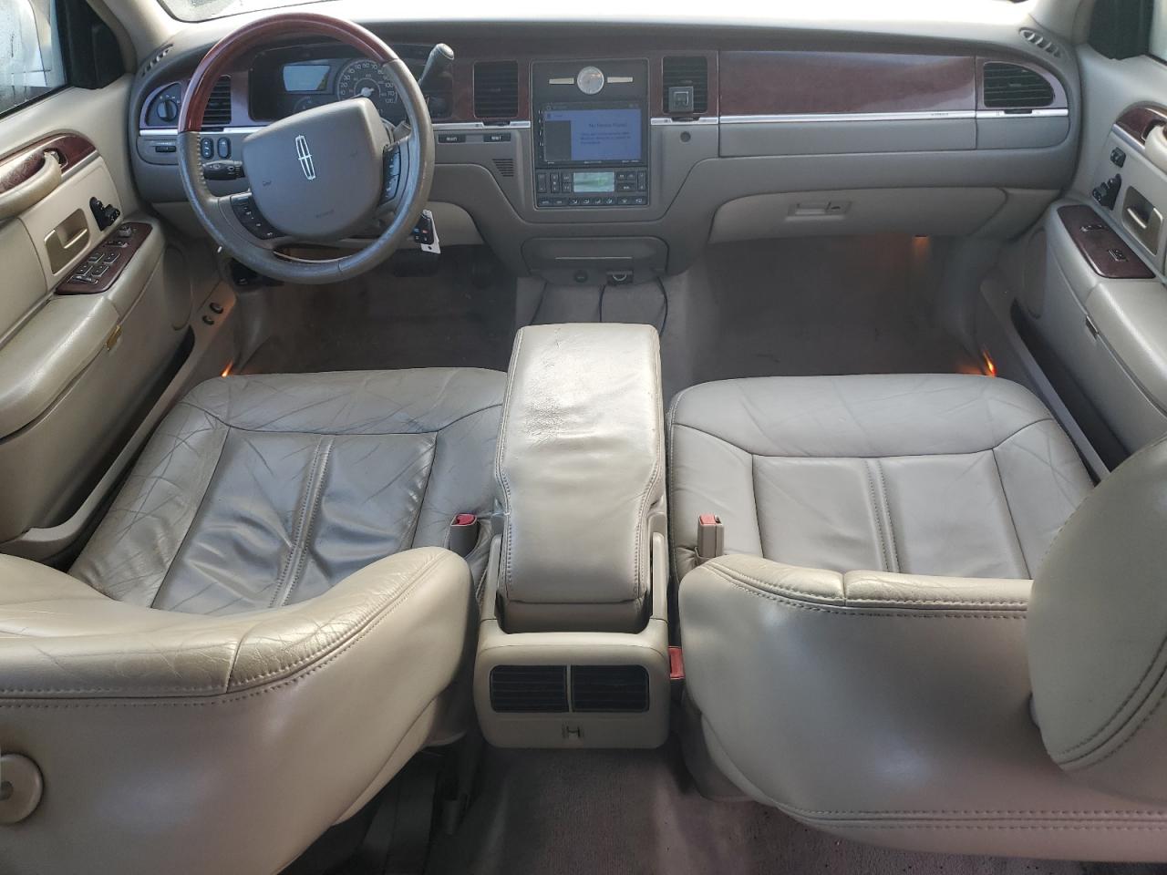 2005 Lincoln Town Car Signature Limited VIN: 1LNHM82W25Y647060 Lot: 82432015