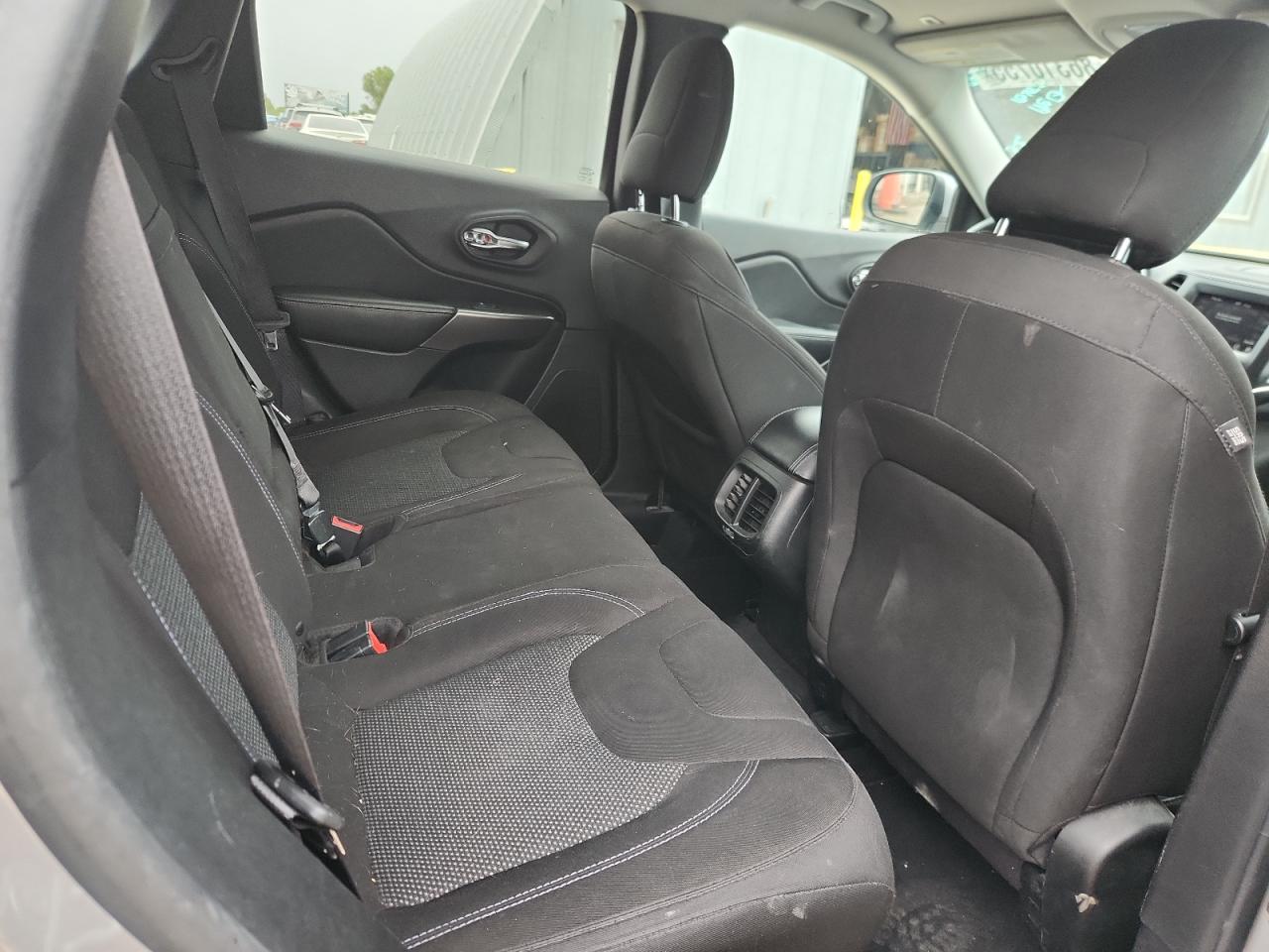 2019 Jeep Cherokee Latitude VIN: 1C4PJLCBXKD325891 Lot: 86310755