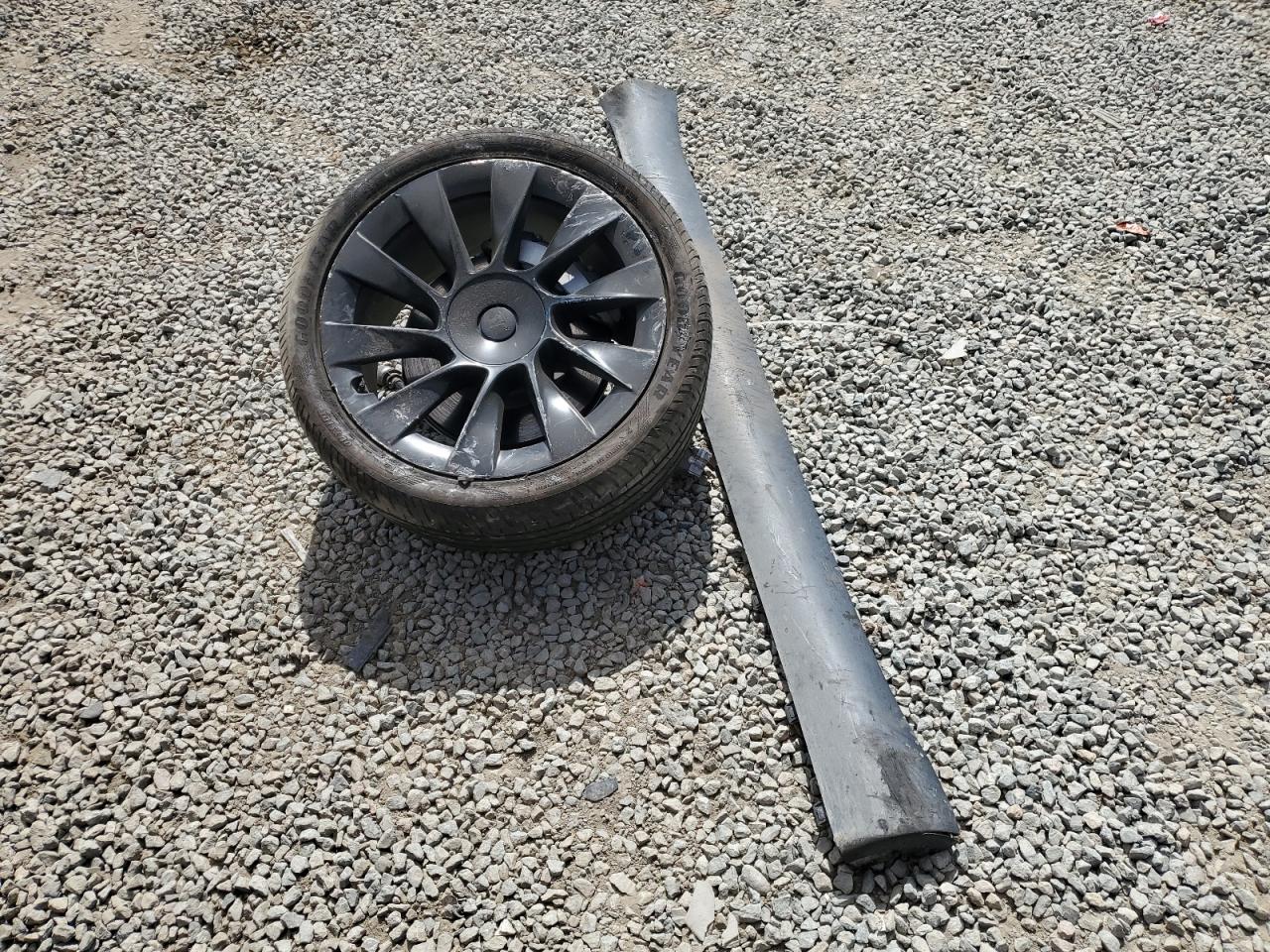 2022 Tesla Model Y VIN: 7SAYGAEE0NF340771 Lot: 85189405