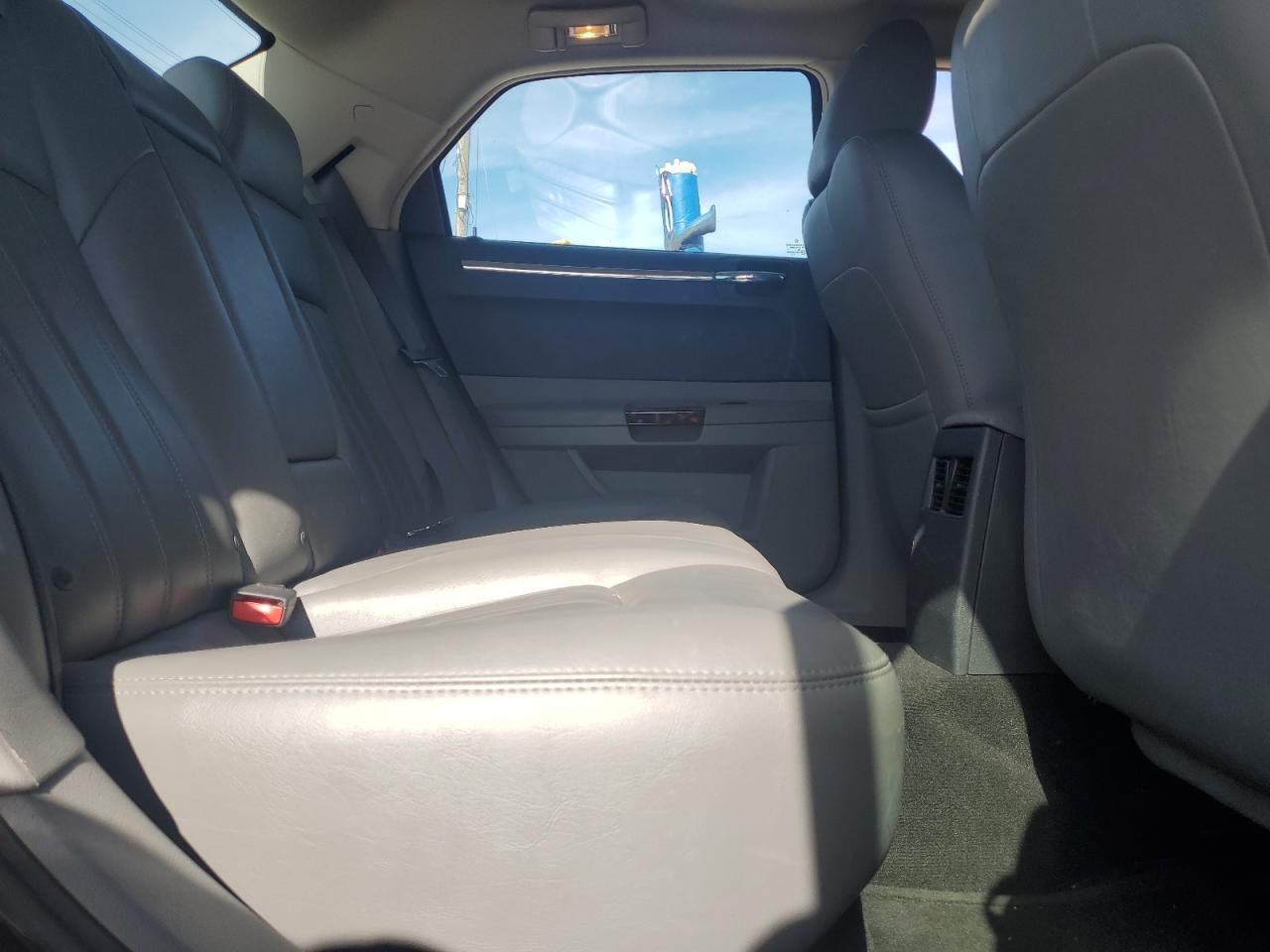 2005 Chrysler 300C VIN: 2C3AA63H35H104303 Lot: 82310295