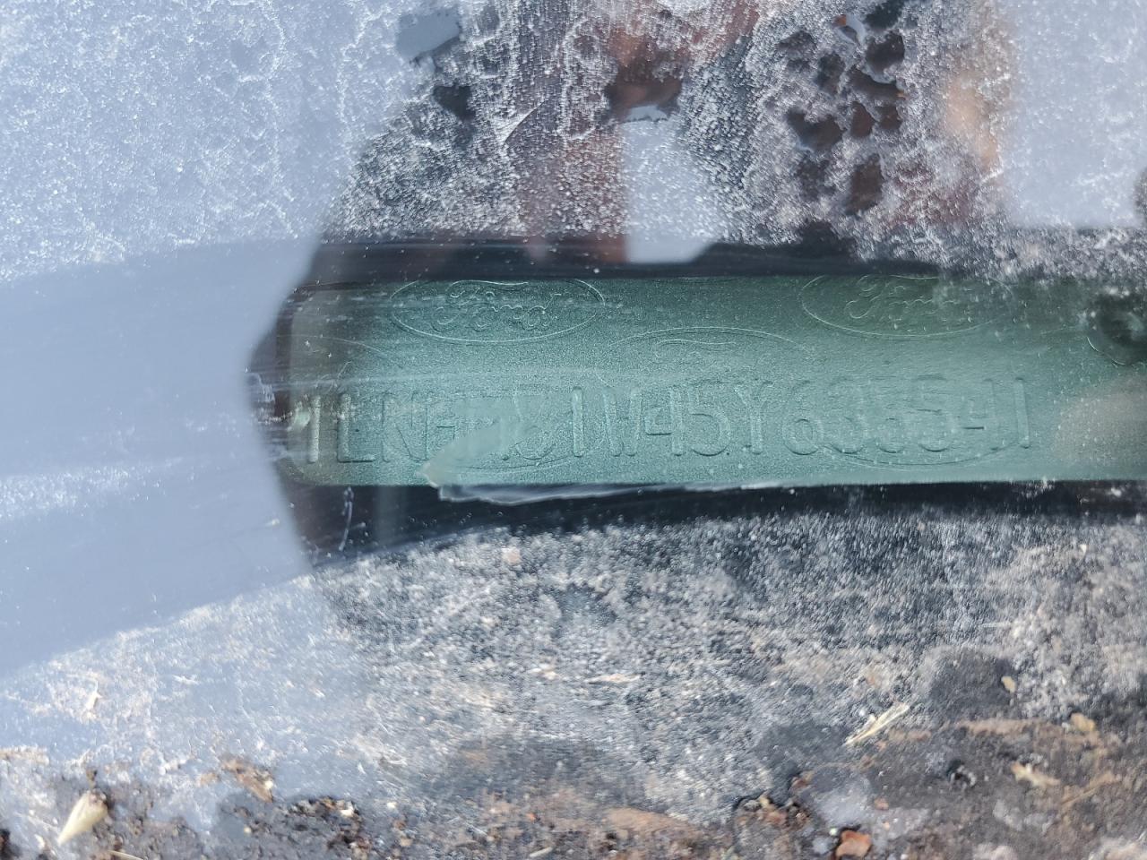 2005 Lincoln Uk VIN: 1LNHM81W45Y638541 Lot: 81830005